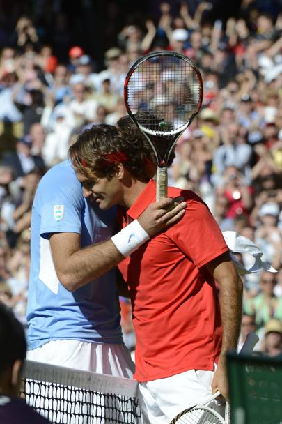 L’abbraccio tra Del Potro e Federer che, sconfitto in finale da Andy Murray, dovrà accontentarsi della medaglia d’argento (Usa Today)